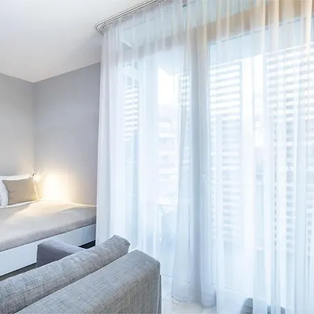 شقة Comfy Flat With Balcony *