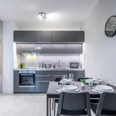 Comfy Flat With Balcony