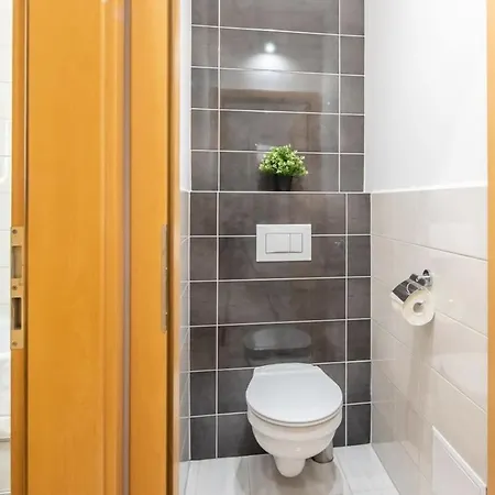 Comfy Flat With Balcony شقة