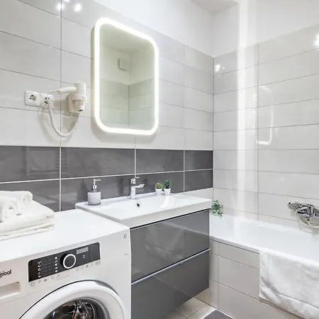 Comfy Flat With Balcony شقة