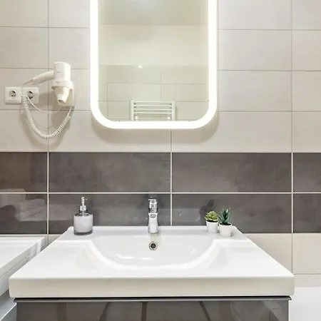 Comfy Flat With Balcony * بودابست