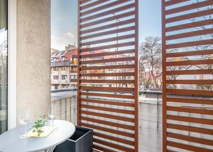 Apartment Comfy Flat With Balcony *