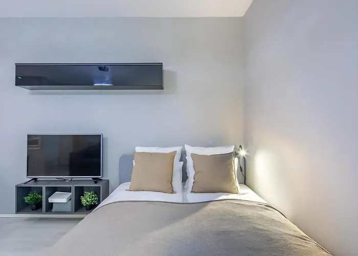 Comfy Flat With Balcony