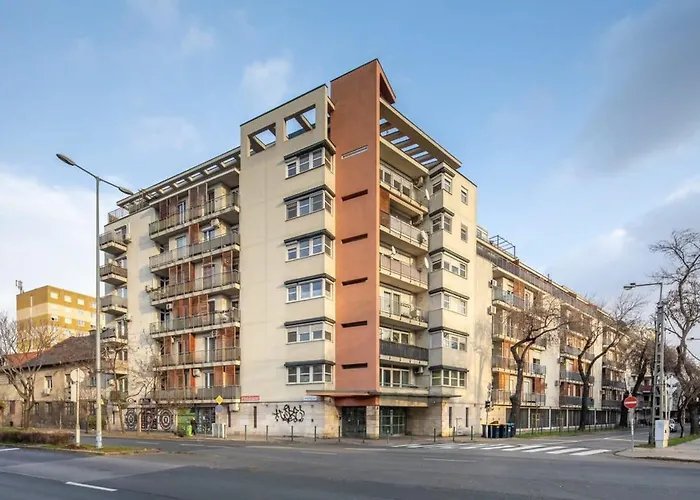 Comfy Flat With Balcony