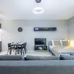 Comfy Flat With Balcony דירה *