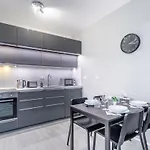 Comfy Flat With Balcony *