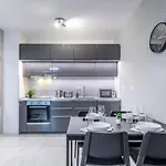 Comfy Flat With Balcony