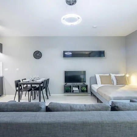 Comfy Flat With Balcony شقة *