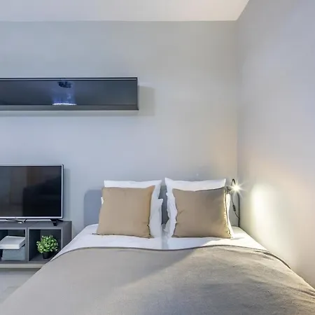 Comfy Flat With Balcony