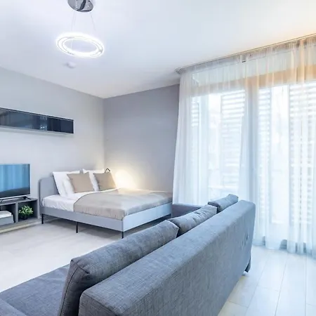 Comfy Flat With Balcony דירה *