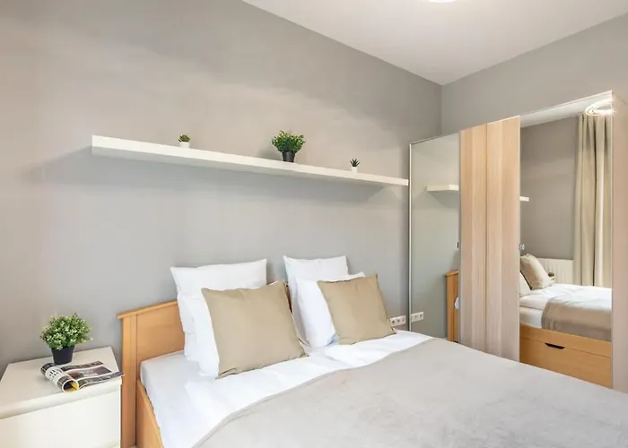 Comfy Flat With Balcony דירה *